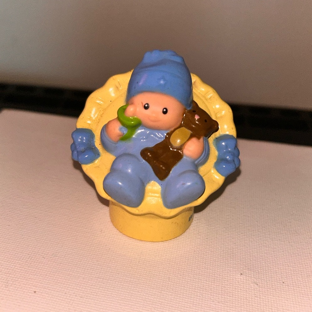 FISHER PRICE LITTLE PEOPLE 2008 BABY BOY IN CHAIR BLUE HOME SWEET HOME DOLLHOUSE